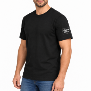 Camiseta negra con área para añadir un logotipo en la manga
