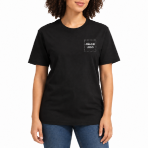 Camiseta negra con área para añadir un logotipo pequeño en el pecho izquierdo