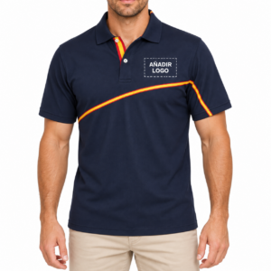 Modelo con polo Formentera de hombre y espacio para añadir logotipo