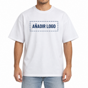 Modelo con camiseta Oversize 240 y espacio para añadir logotipo